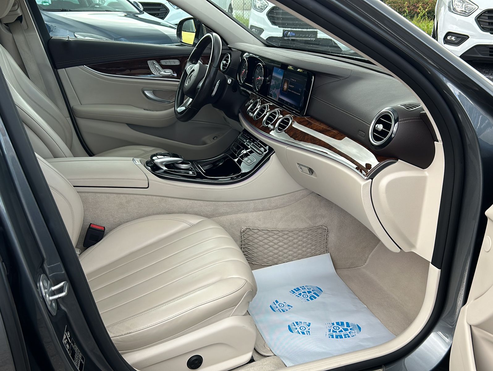 Fahrzeugabbildung Mercedes-Benz E 350d EXCLUSIVE