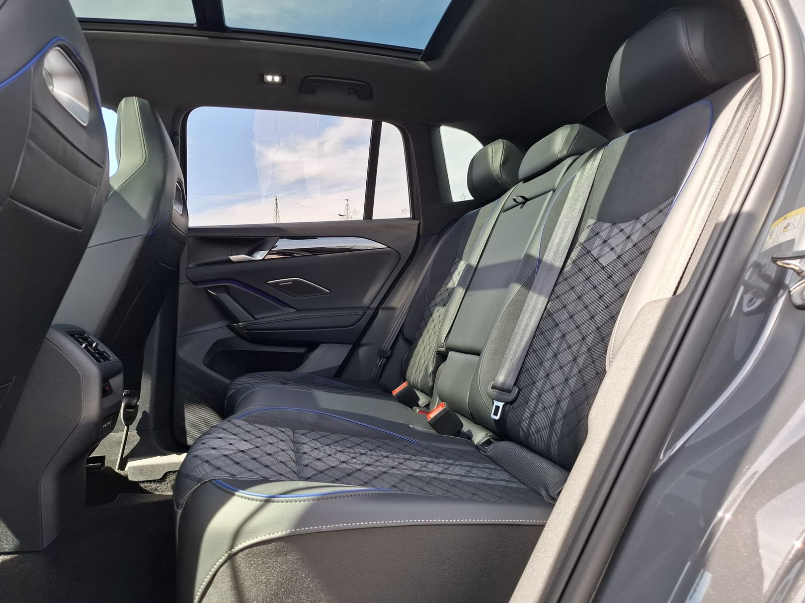 Fahrzeugabbildung Volkswagen Tiguan 2.0 TDI R-Line 4M Pano*Black*Matrix*AHK
