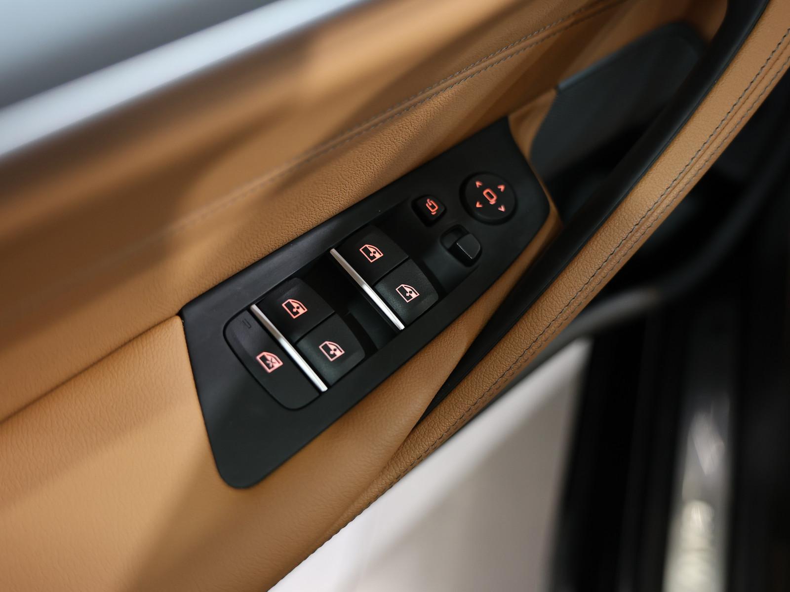 BMW 520i Touring BUSINESS BLACK & BROWN / H/K / LED