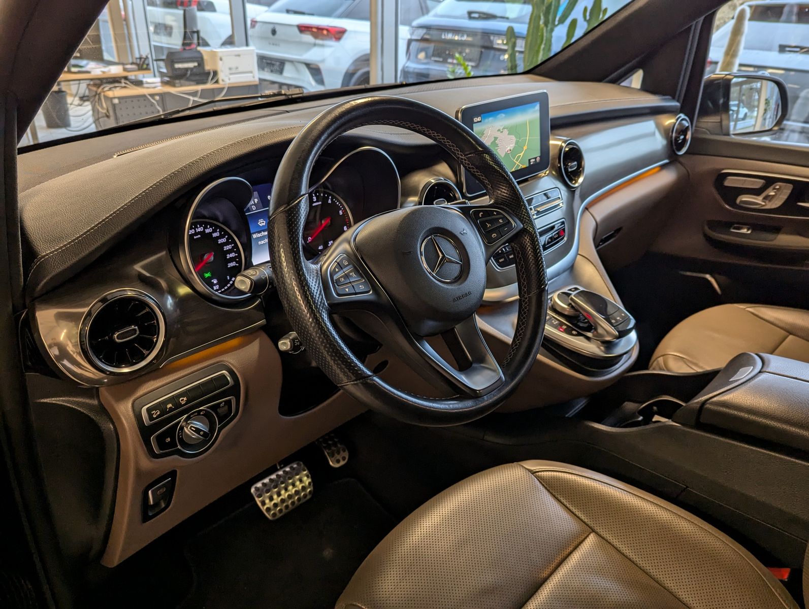 Fahrzeugabbildung Mercedes-Benz V 300 d EXCLUSIVE 4M lang Pano Nappa AHK VOLL 19