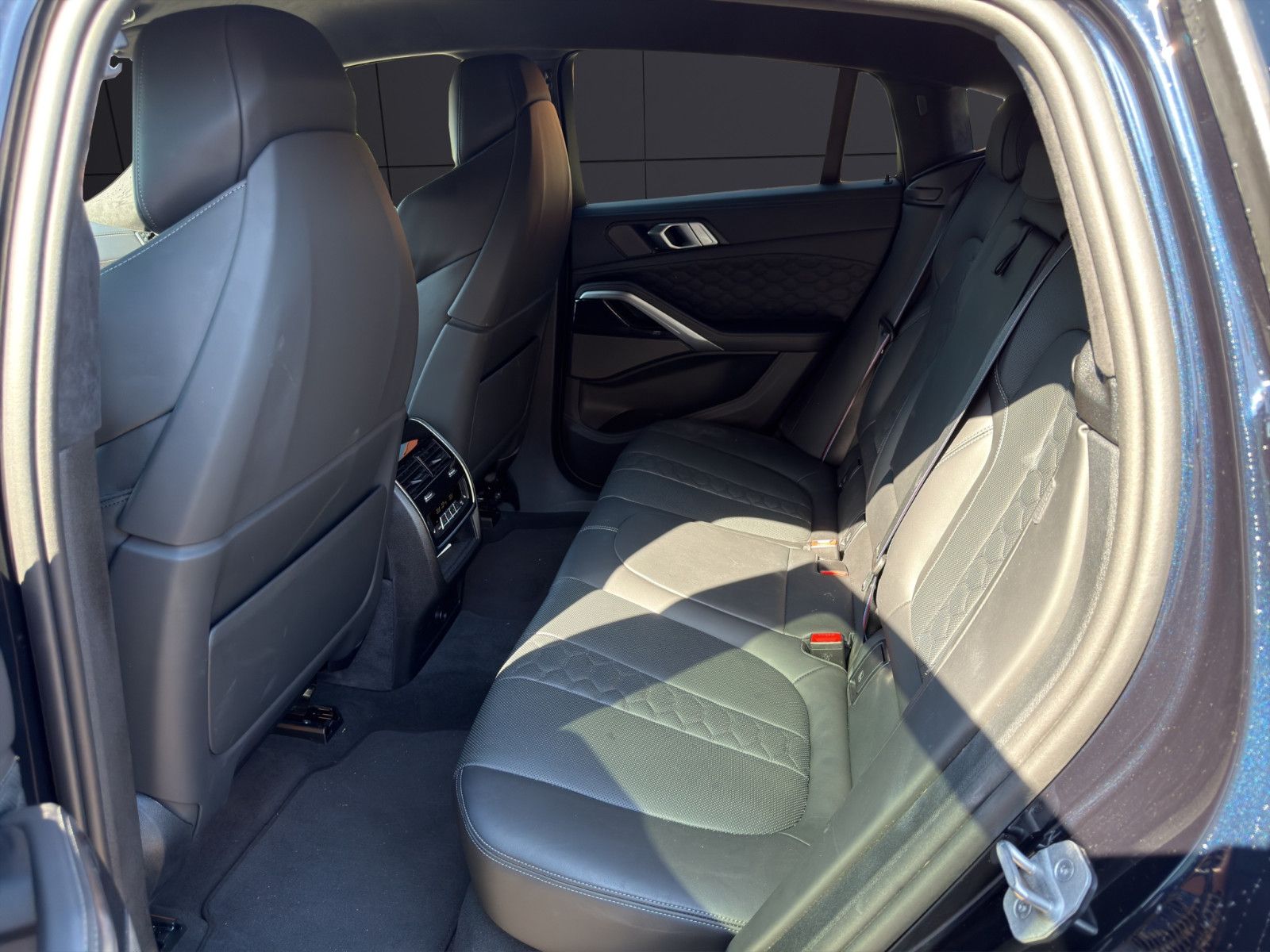 Fahrzeugabbildung BMW X6 M Competition/Massage/Shadow/360°/H&K