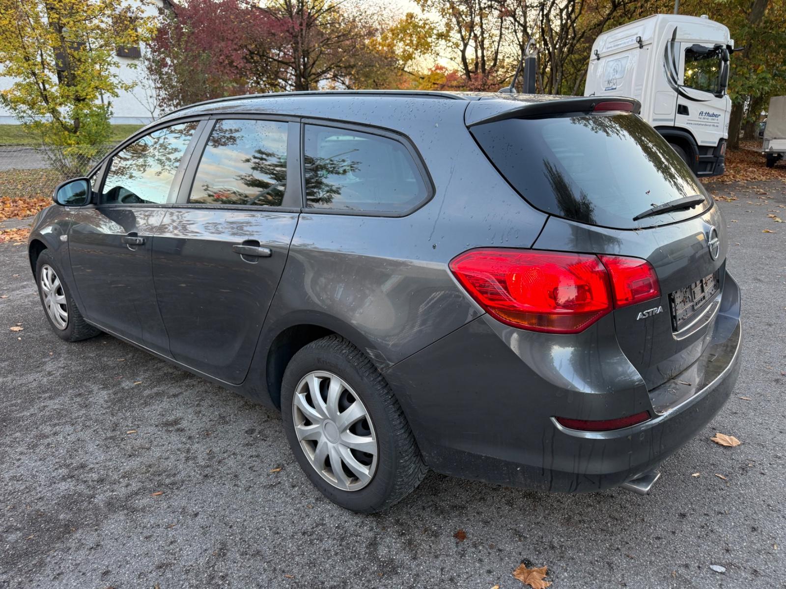 Opel Astra 2011 — photo 7