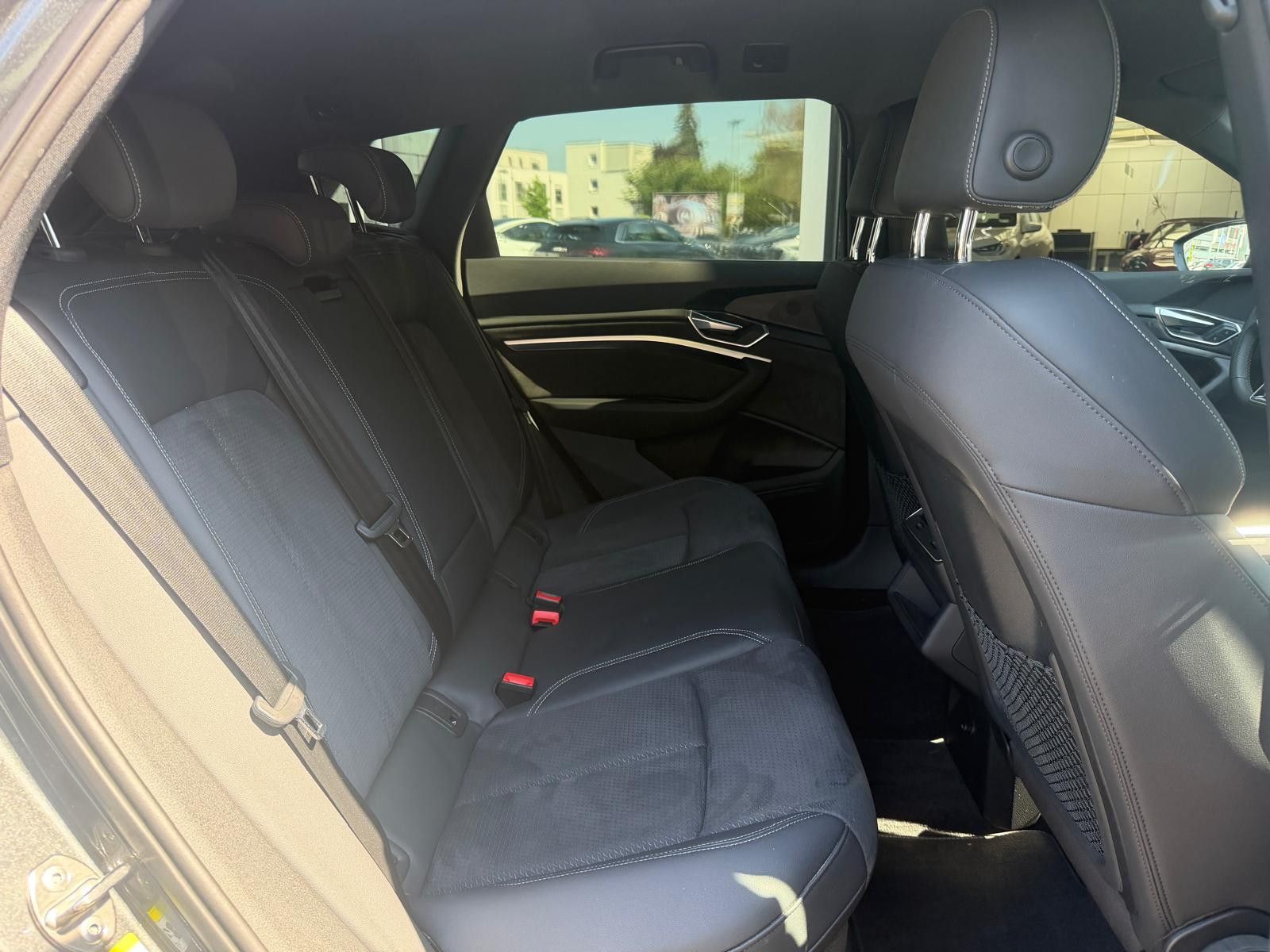 Fahrzeugabbildung Audi e-tron 55 QUATT 2X S LINE LUFT+LED+SHZ+NAVI+AHK+