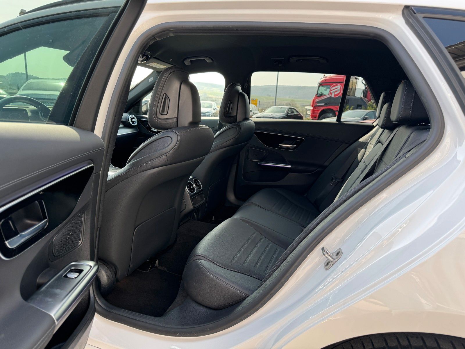Fahrzeugabbildung Mercedes-Benz C 300 d T AMG NIGHT+AHK+MEMORY+TOTW+AMBIENTE