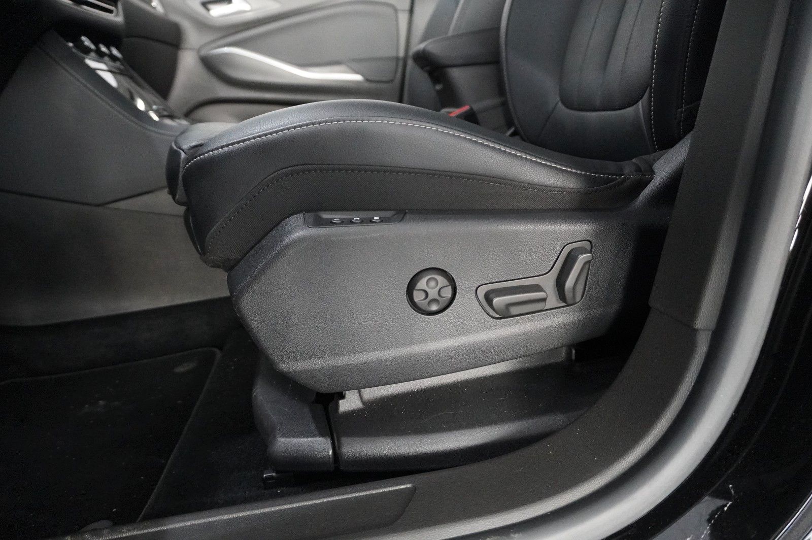 Fahrzeugabbildung Opel Grandland (X) 1.6T GSe HYBRID 4X4 NAVI/SPORT/AHK