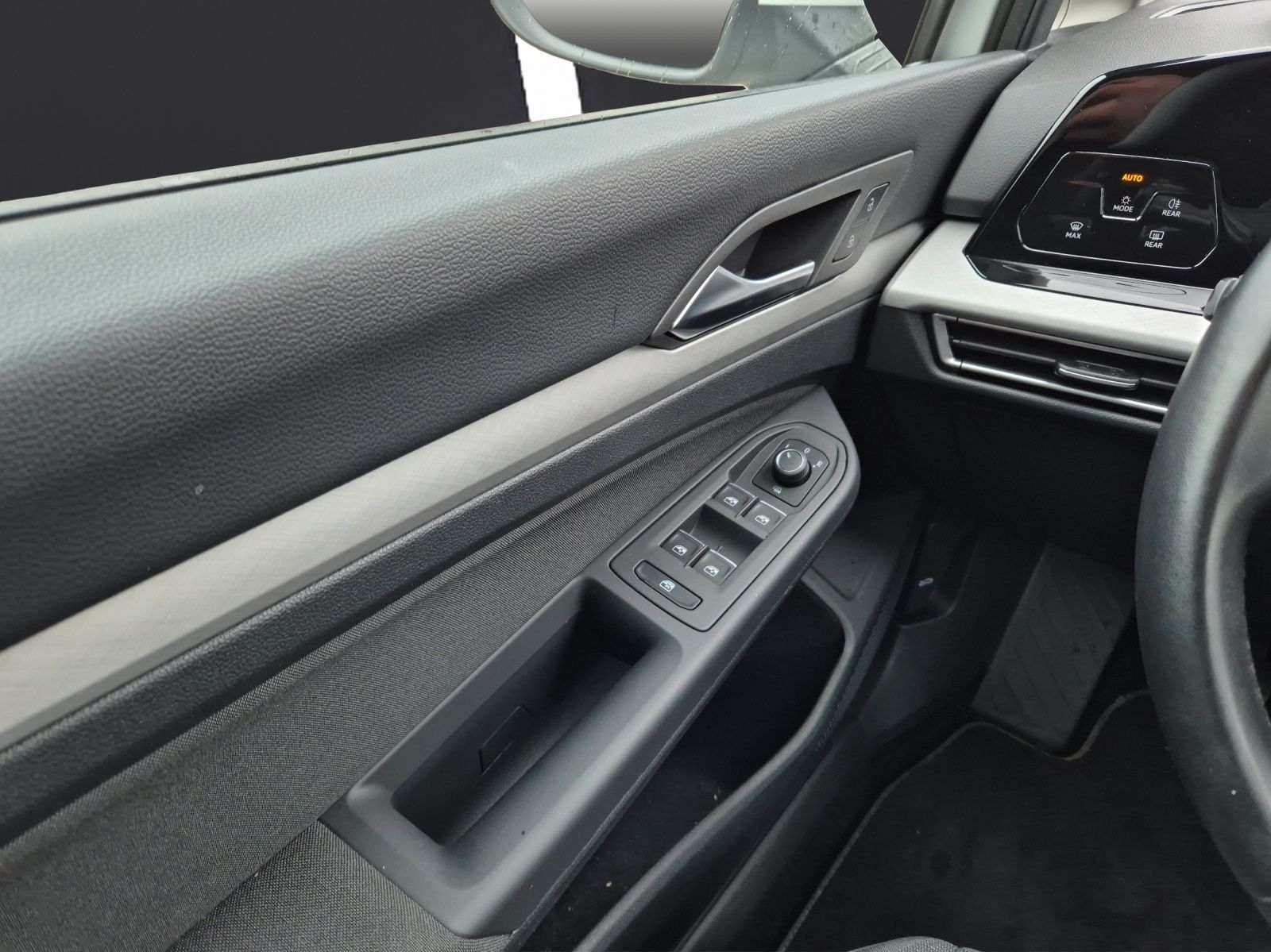 Fahrzeugabbildung Volkswagen Golf VIII Variant Life TSI NAVI CLIMA ACC SH