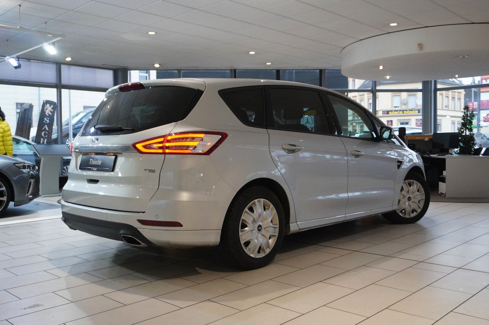 Fahrzeugabbildung Ford S-Max 2.0D BUSINESS 4X4 7-SITZE NAVI/SH/PDC/TEMP