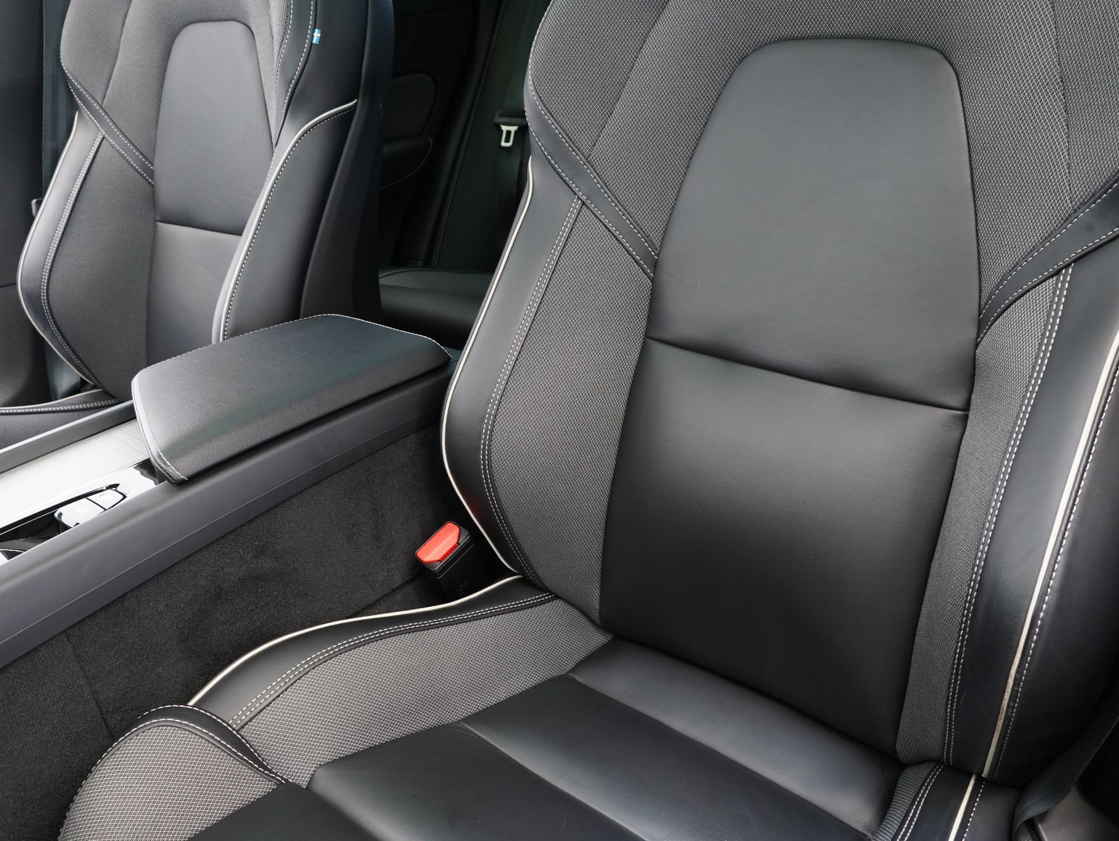 Fahrzeugabbildung Volvo XC60 T6 Recharge R Design FACELIFT/LED/ACC/AHK