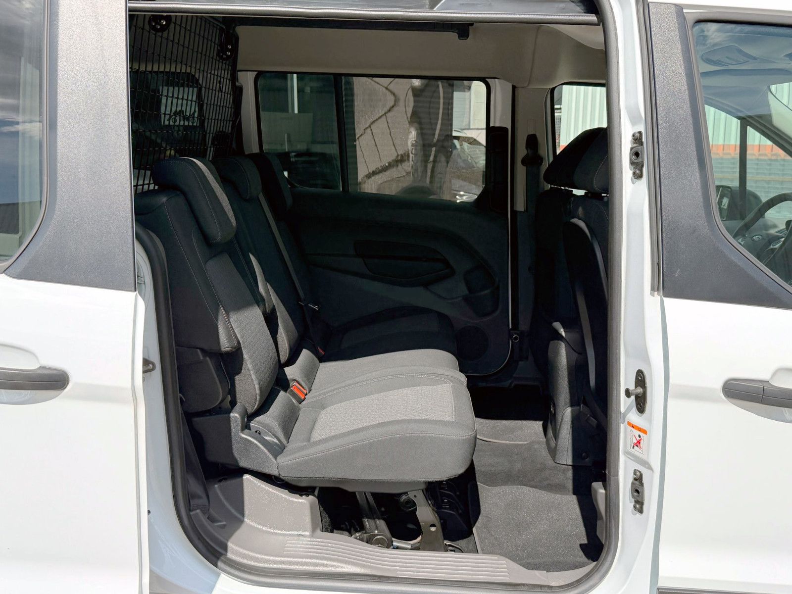 Fahrzeugabbildung Ford Transit Connect 240 Kombi L2 ACC AHK KAM SHZ BT