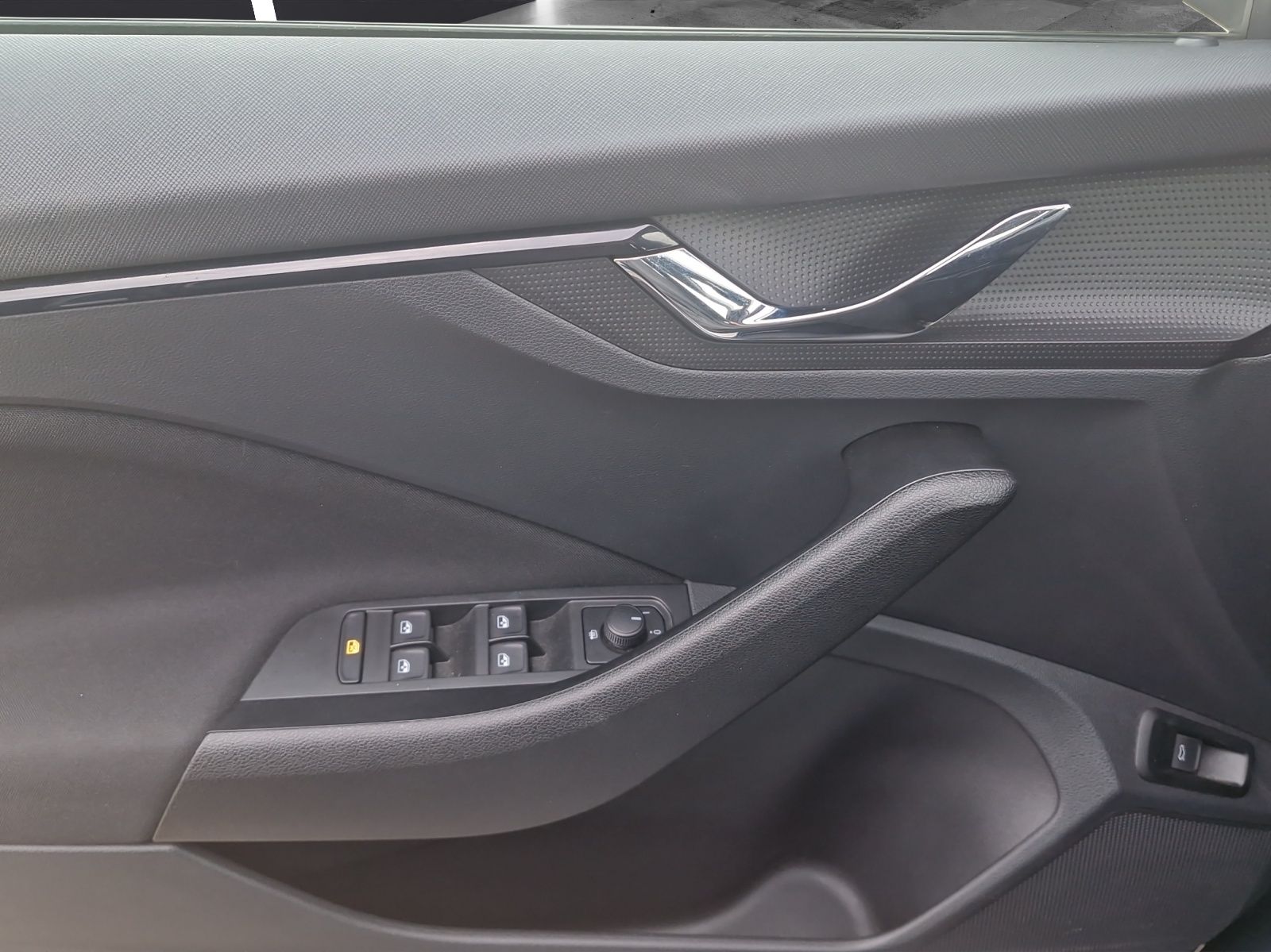 Fahrzeugabbildung SKODA Kamiq Ambition 1,0 TSI LED SHZ GRA APP-CONNECT