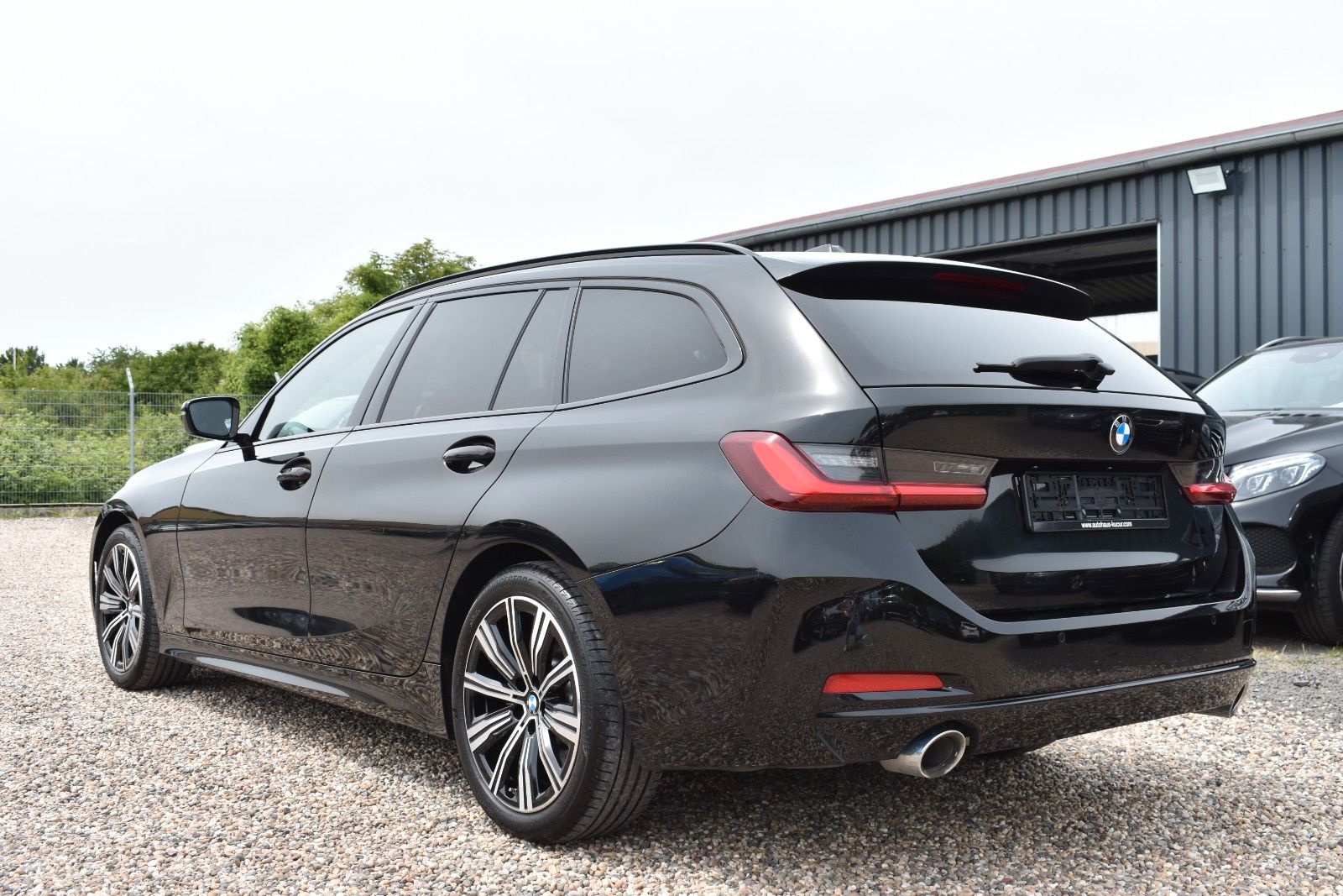 Fahrzeugabbildung BMW 330d Touring Facelift Panorama 1 Hand H&K
