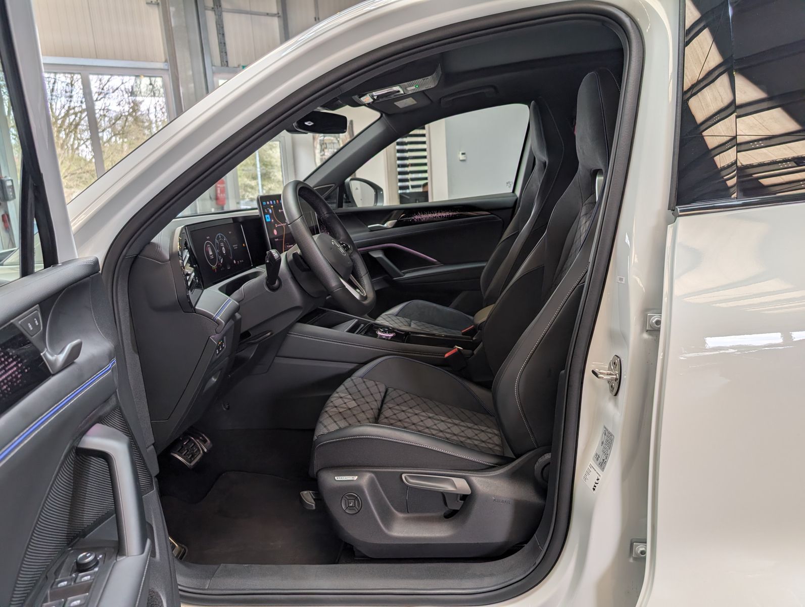 Fahrzeugabbildung Volkswagen Tiguan 2.0TDI R-Line 4M Pano Black AHK Matrix 20