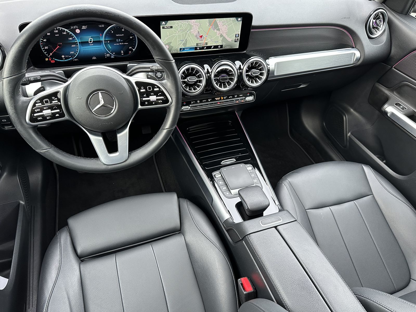 Fahrzeugabbildung Mercedes-Benz GLB 220d 4Matic AMG-Line NAV+LED+PANO+18ZO+360°