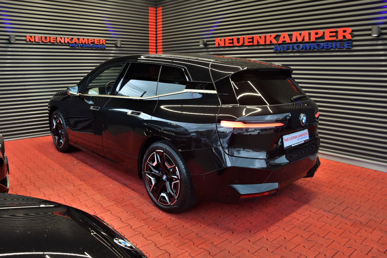 Fahrzeugabbildung BMW iX40 xDr. Sport Pano/SkyLounge AHK h/k Laser 22"