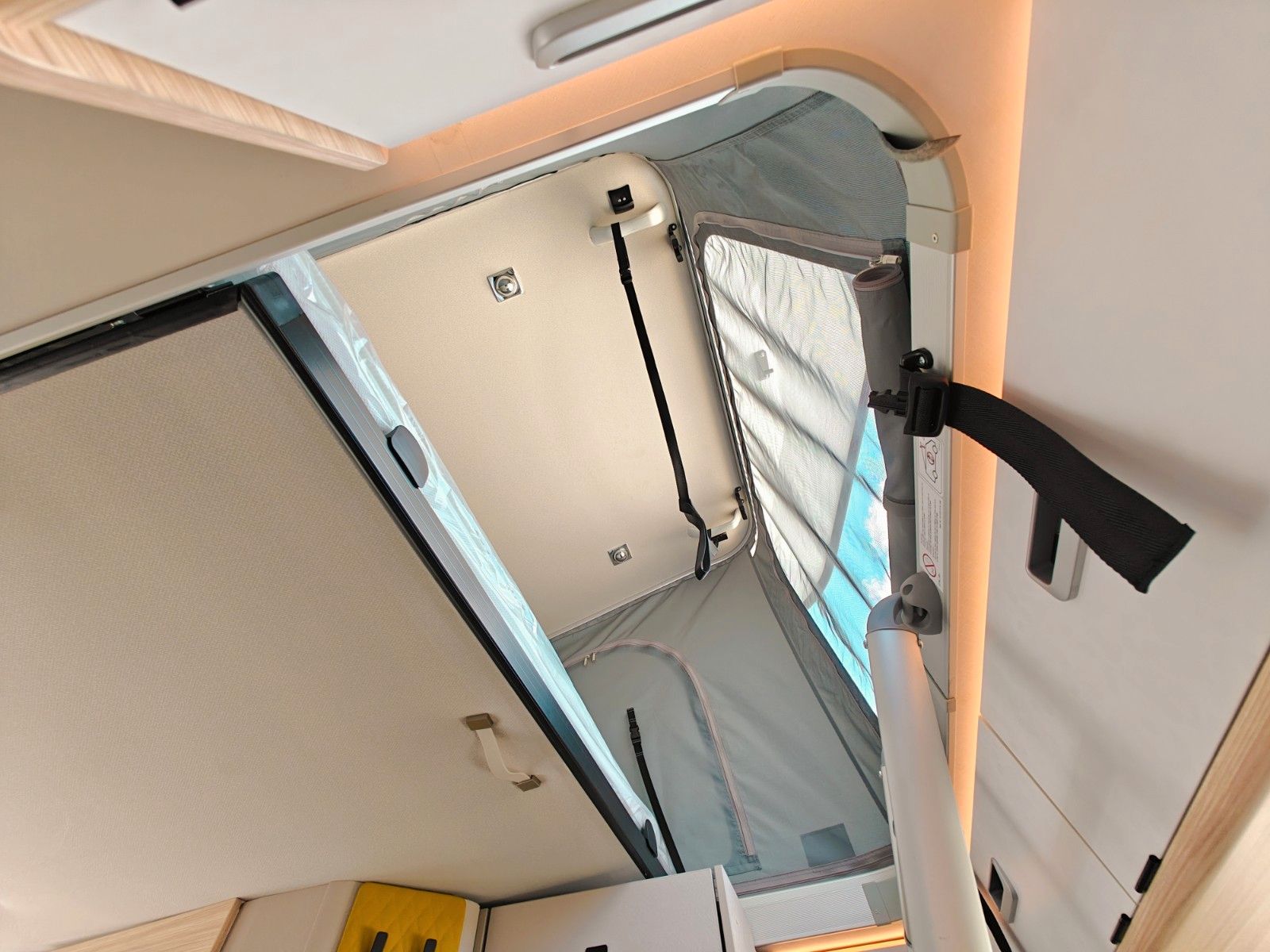 Fahrzeugabbildung HYMER / ERIBA / HYMERCAR Touring 642 Urban - Schlafdach, Markise, C4E -