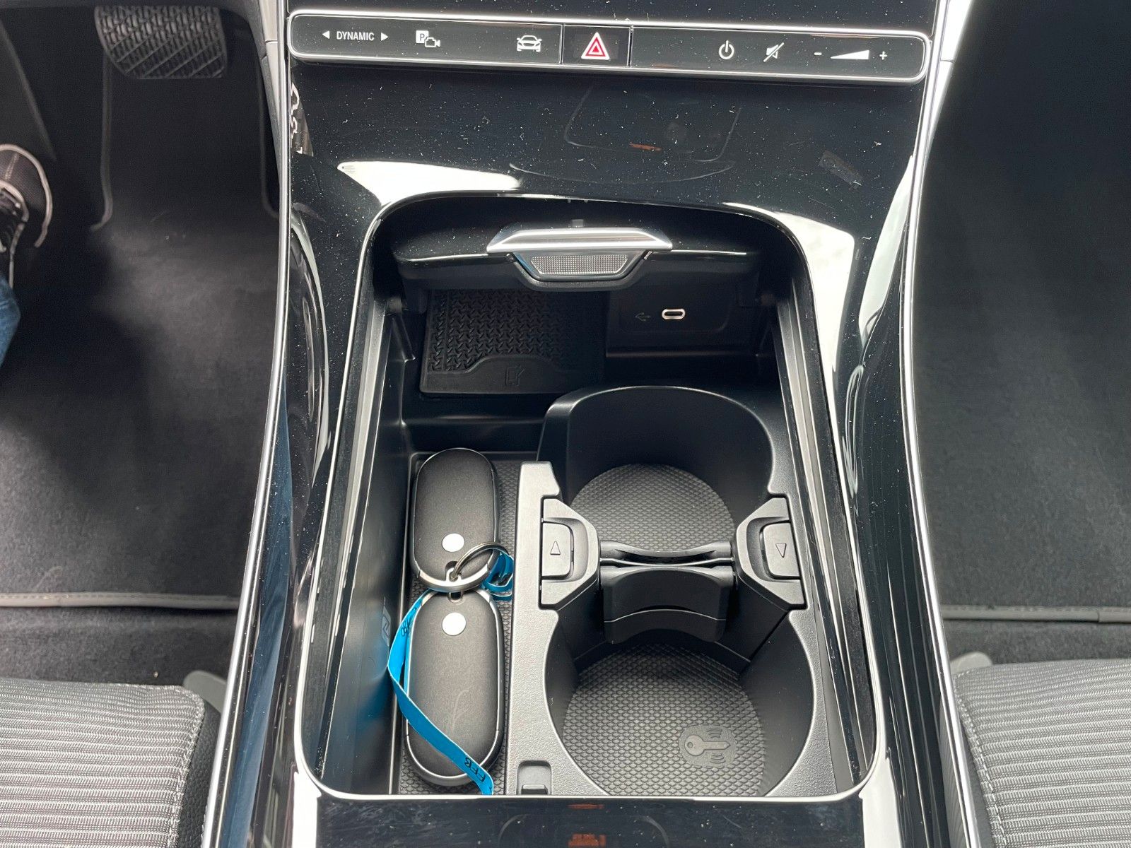 Fahrzeugabbildung Mercedes-Benz C 180 AVANTGARDE R-Kamera+AHK+TOTW+Ambiente