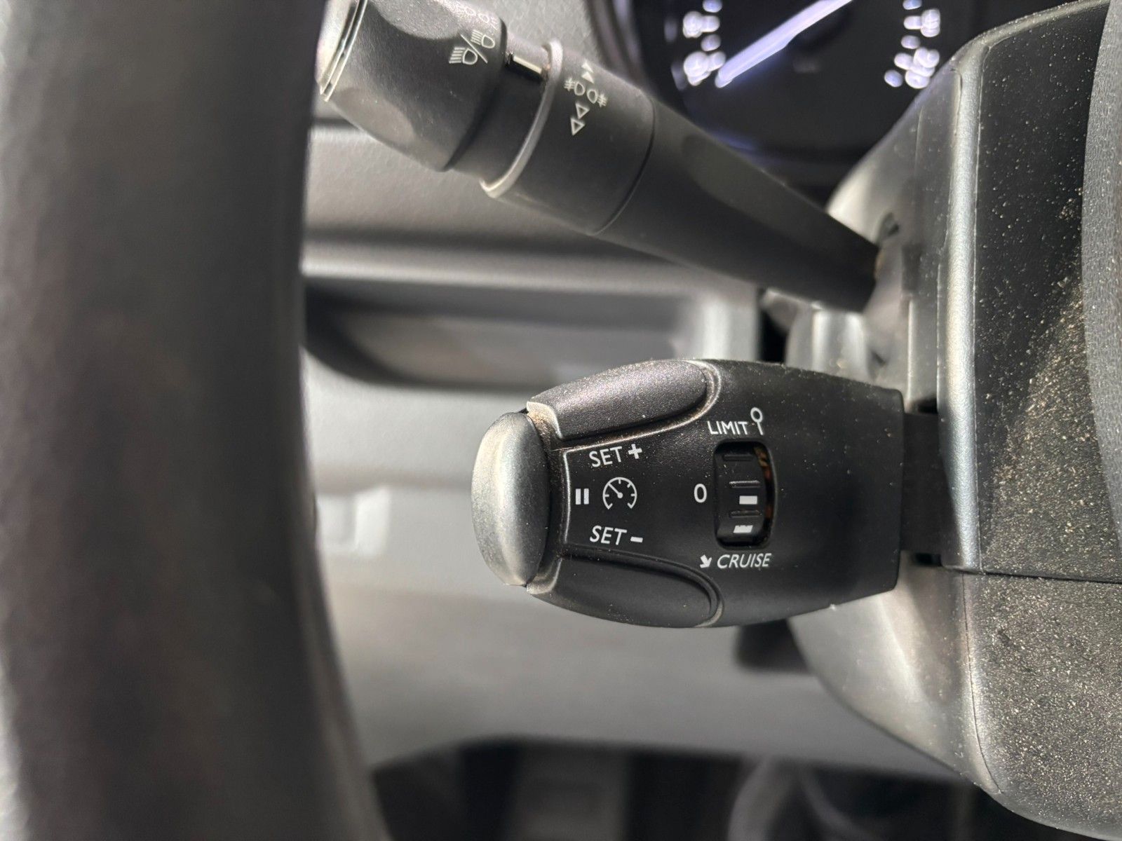 Fahrzeugabbildung Opel Vivaro Kombi M 1.5D 6-SITZER/AHK/PDC/SOLARPROTEC