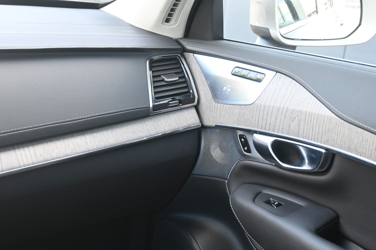 Fahrzeugabbildung Volvo XC90 B5D AWD Ultimate Bright*LED*PANO*STHZ*B&W*