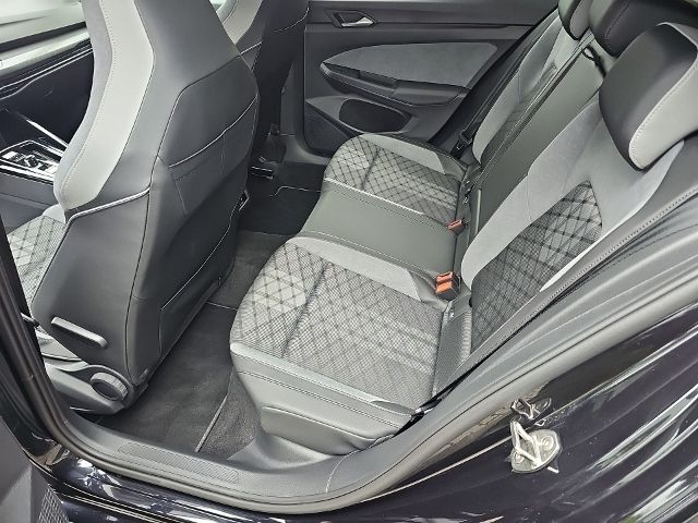 Fahrzeugabbildung Volkswagen Golf Variant R-LINE 1.5 eTSI DSG BLACK STYLE EAS