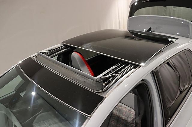 Golf GTI 2.0TSI DSG ACC KAMERA NAVI PANO SPORTFW