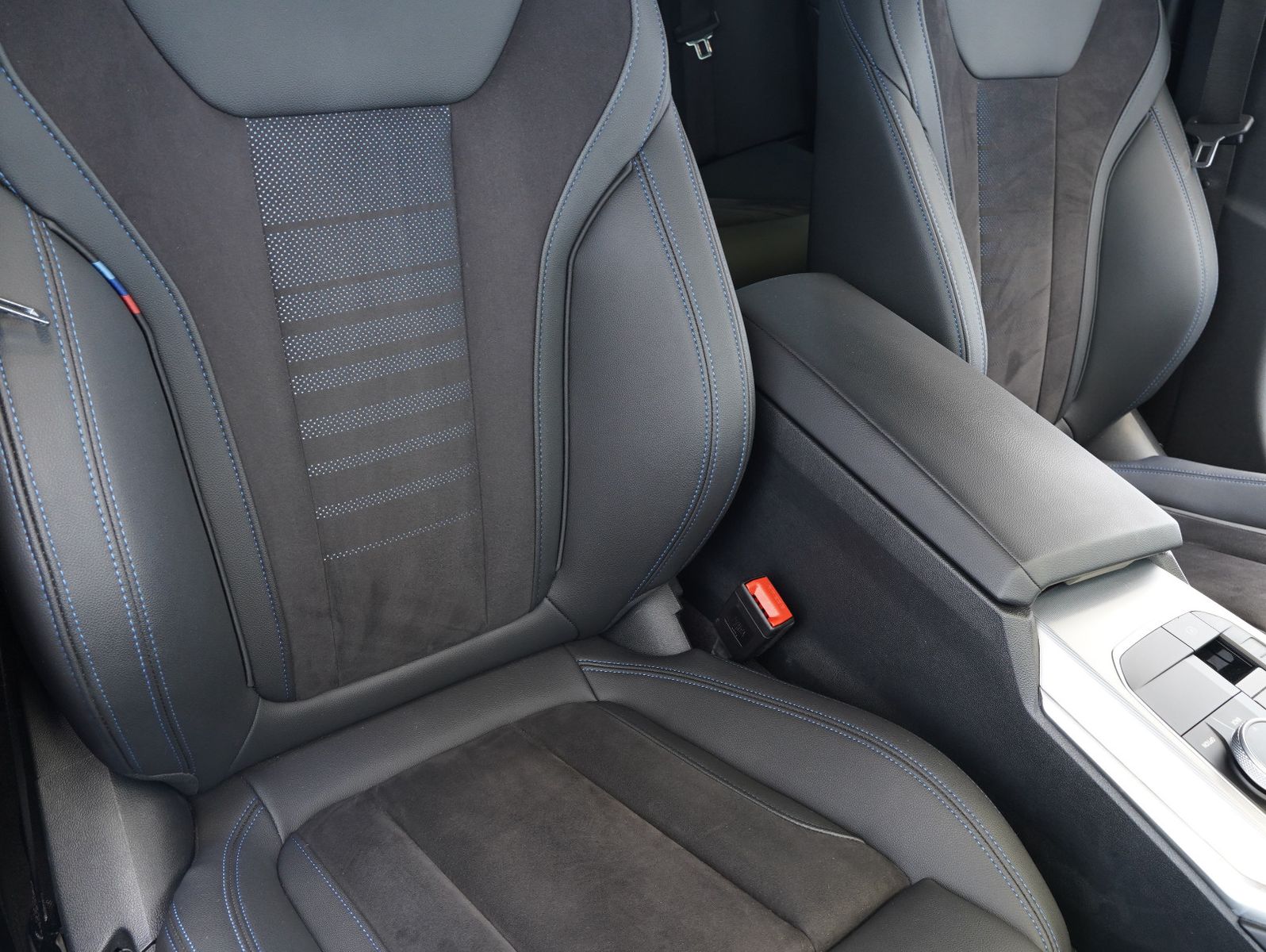 Fahrzeugabbildung BMW 320 d xDrive Touring M Sport LED/DAB/CARPLAY/ACC