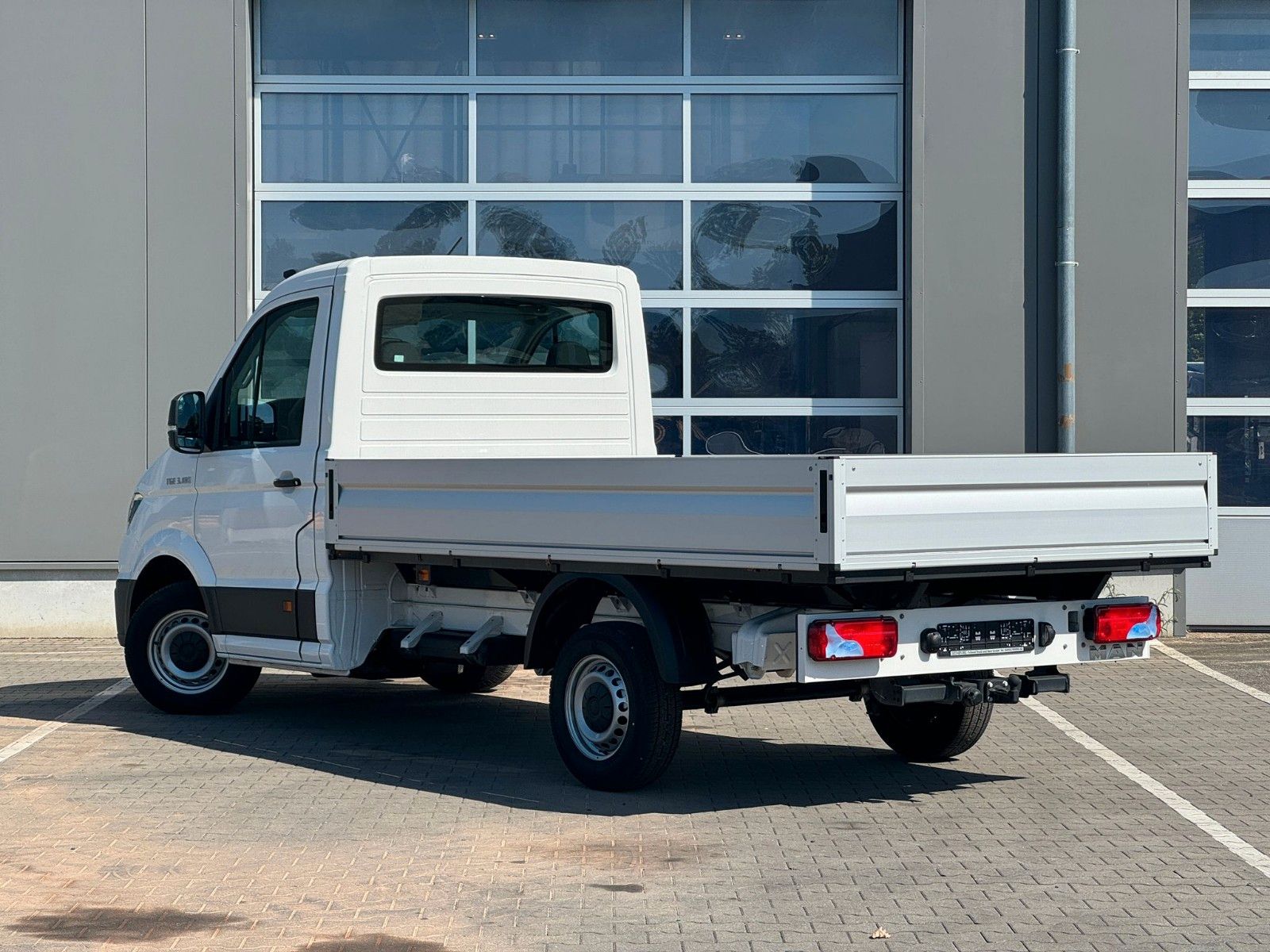 Fahrzeugabbildung MAN TGE 3.180 4x2 Pritsche Automatik, AhK, AppleCar