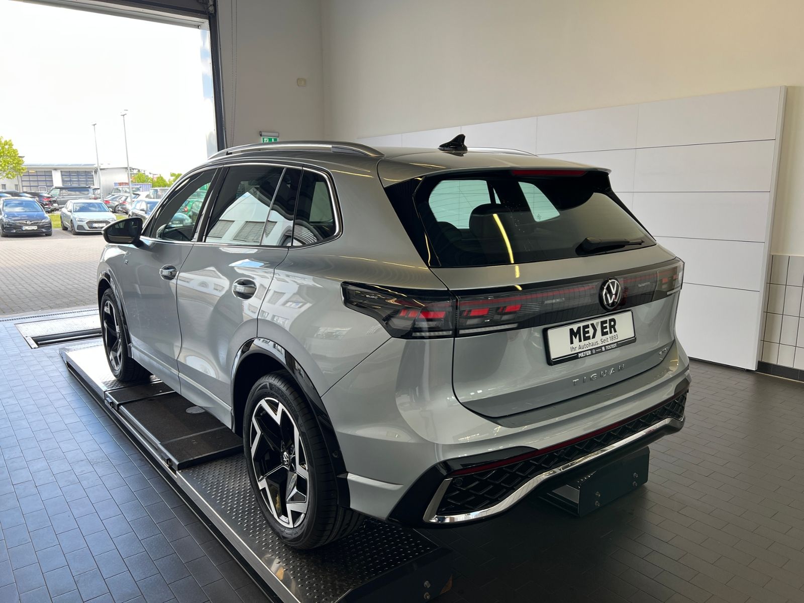 Fahrzeugabbildung Volkswagen Tiguan R-Line 1.5 eTSI DSG *AHK, IQ.Light, ACC,