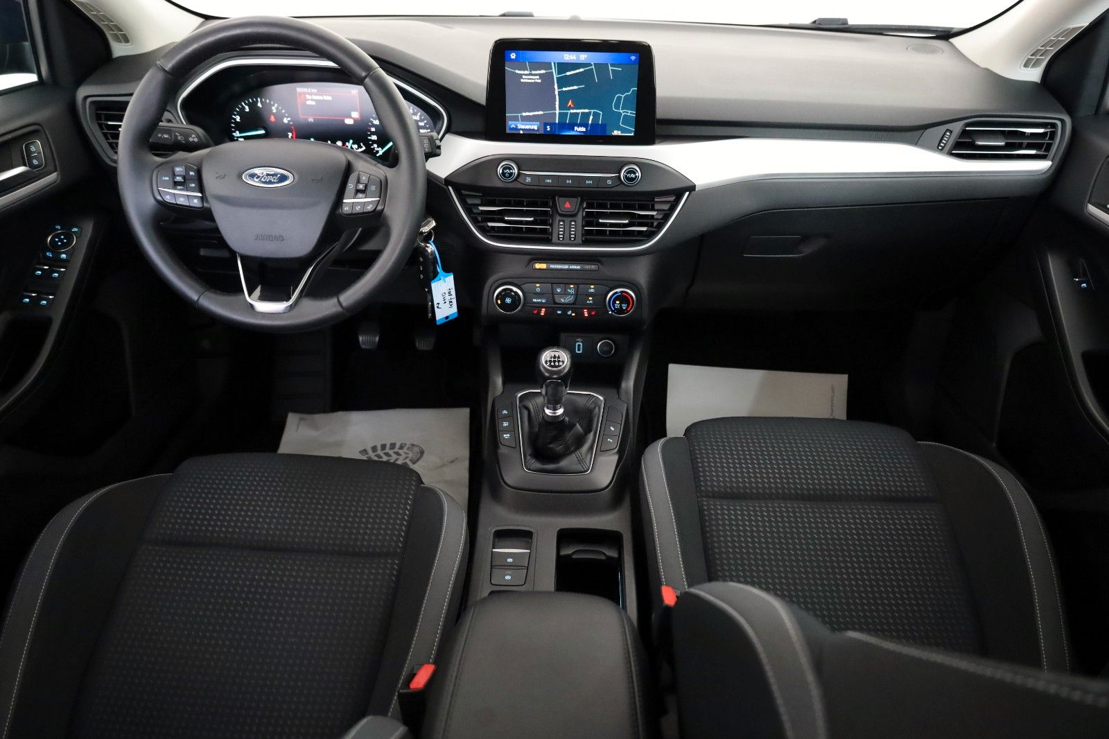 Fahrzeugabbildung Ford Focus Lim. Cool & Connect Navi,SH,Kamera,SR+WR