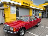 Mercedes-Benz 230 - Mercedes-Benz 230 mit Benzin-Antrieb: Coupé