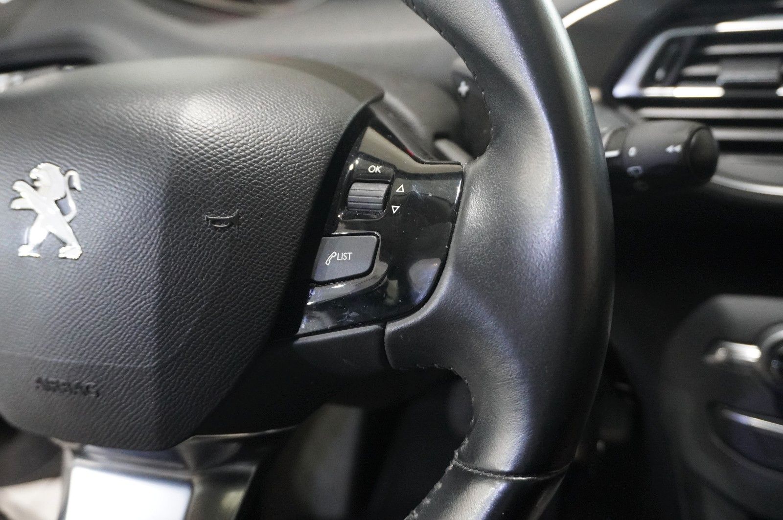 Fahrzeugabbildung Peugeot 308 LIM. 1.2T ACTIVE PACK NAVI/LED/TEMP./DAB+