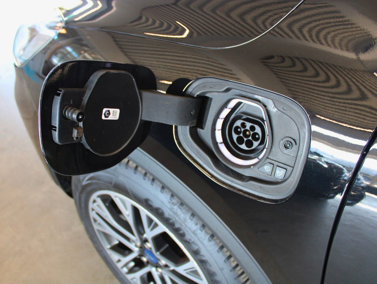 Fahrzeugabbildung Ford Kuga PHEV Titanium Aut. el.Heckklappe WinterPak.