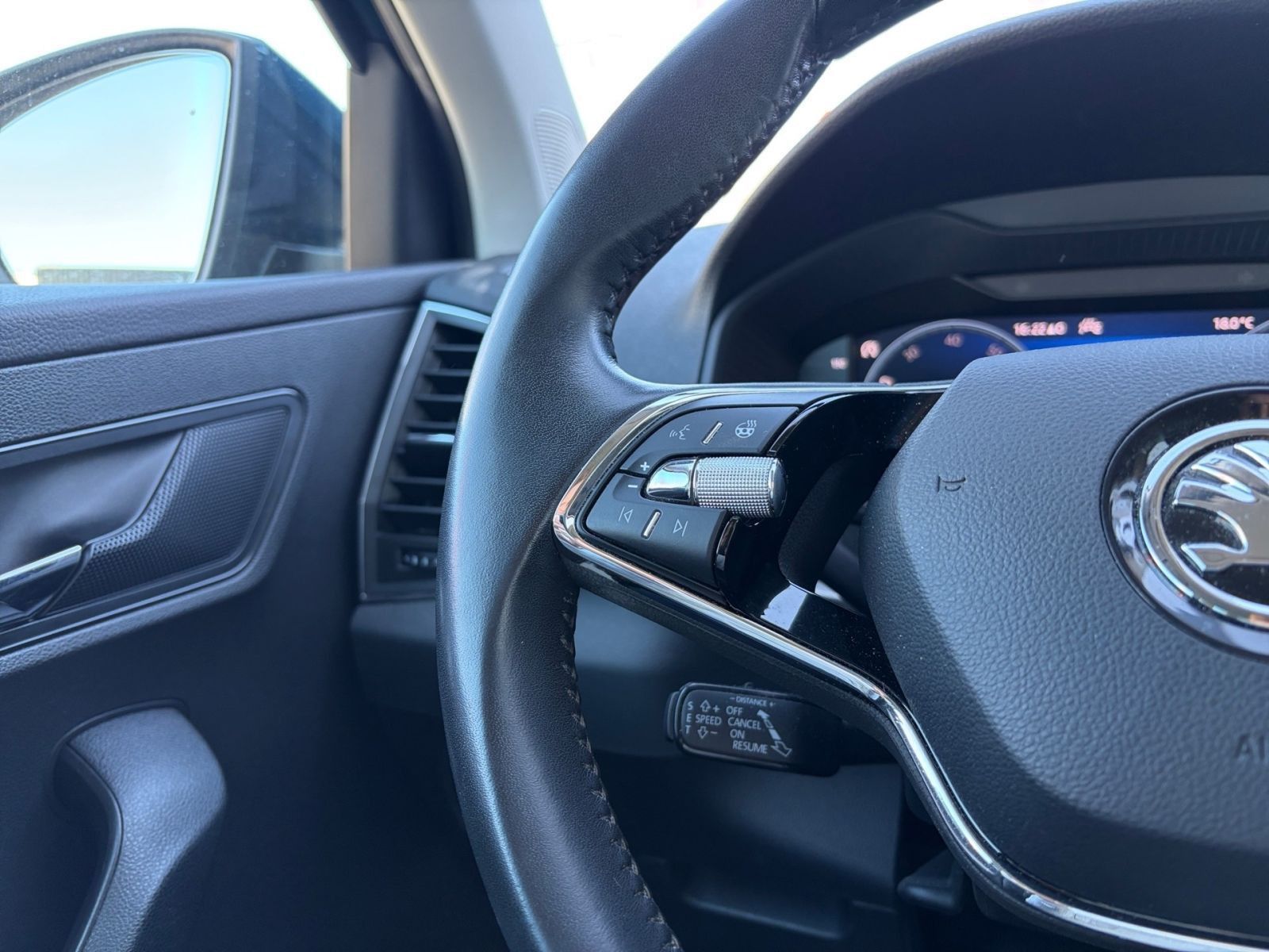 Fahrzeugabbildung SKODA Karoq 1.5 TSI ACT Tour OPF*SHZ*NAVI*Kamera*