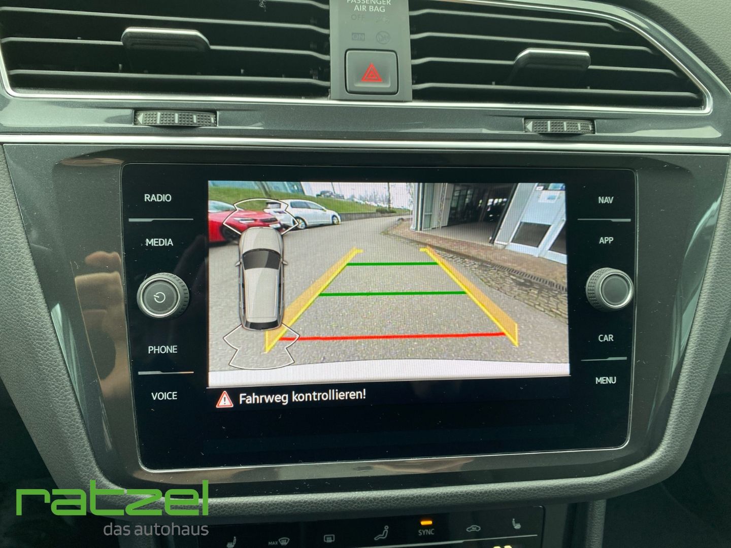Fahrzeugabbildung Volkswagen Tiguan Life 2.0 TSI 4MOTION RFK Navi AHK LED ACC