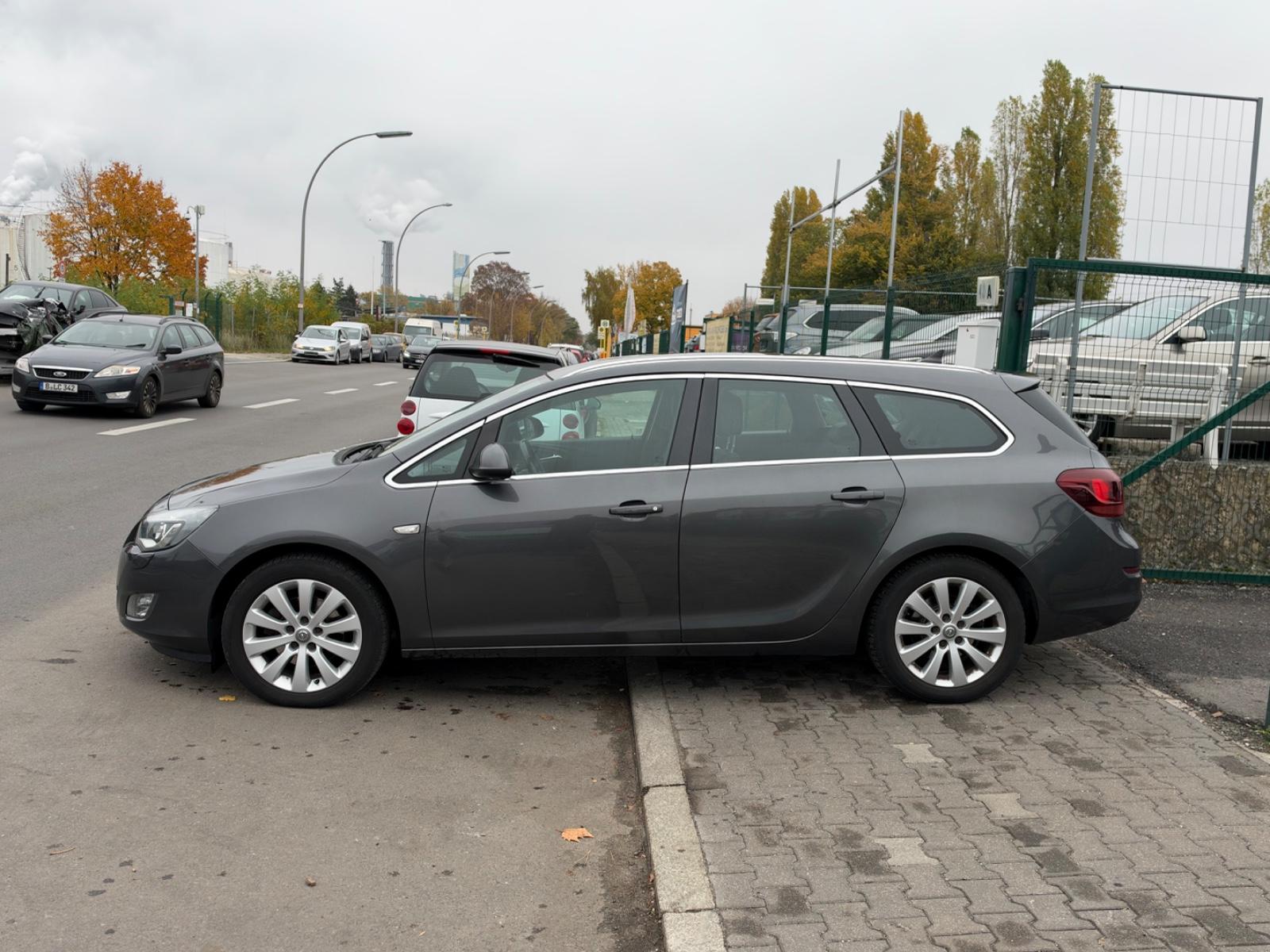 Opel Astra 2011 — вигляд ззаду