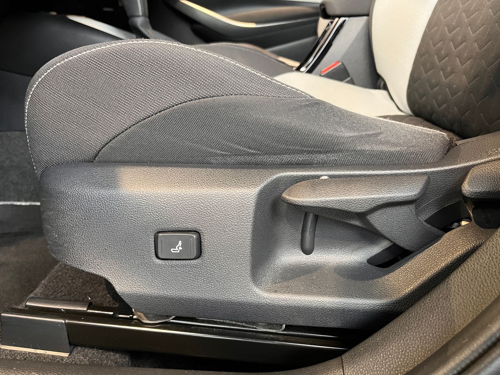 Fahrzeugabbildung Toyota Corolla Hybrid Club LED NAV DAB PDC ALU