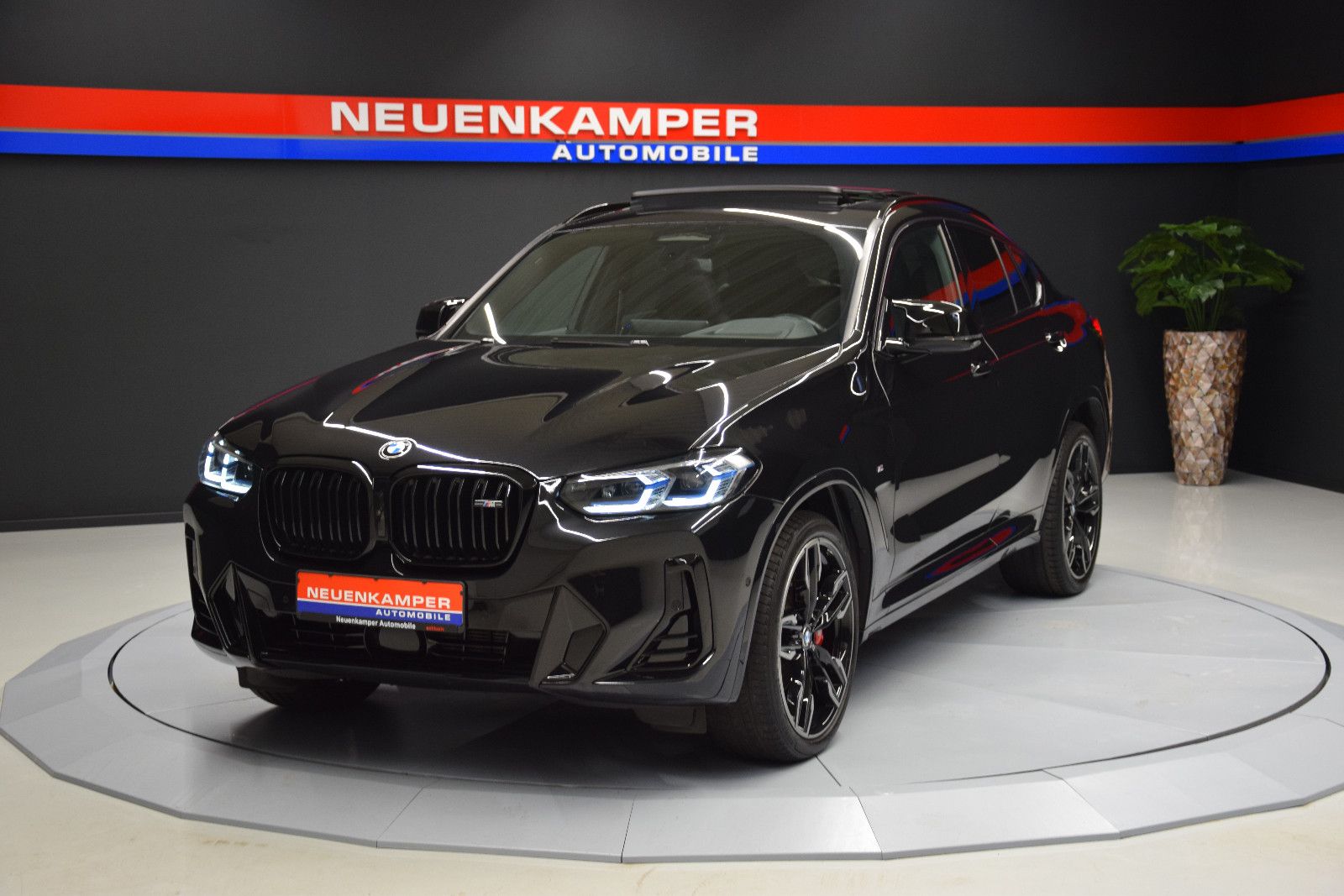 Fahrzeugabbildung BMW X4 M40i xD Laser Pano ACC h/k AHK 360° 21"Memory
