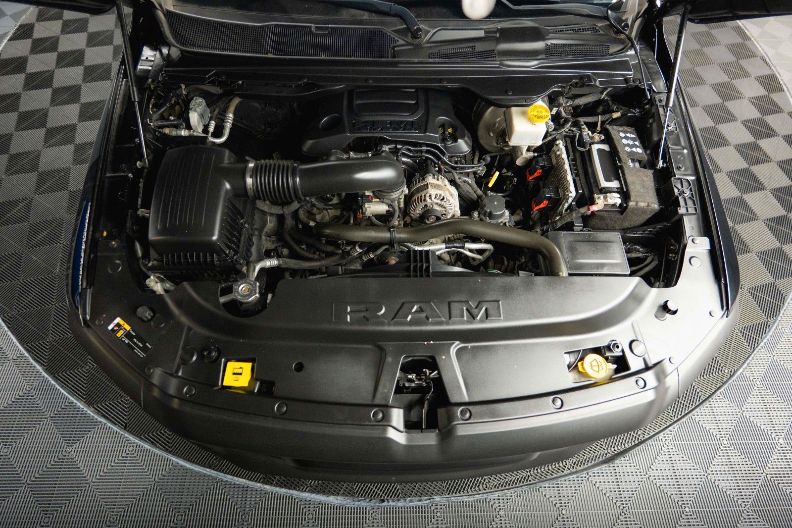 Fahrzeugabbildung Dodge RAM 5.7 V8 HEMI 4x4 REBEL AXLE LOCK Airmatic LED