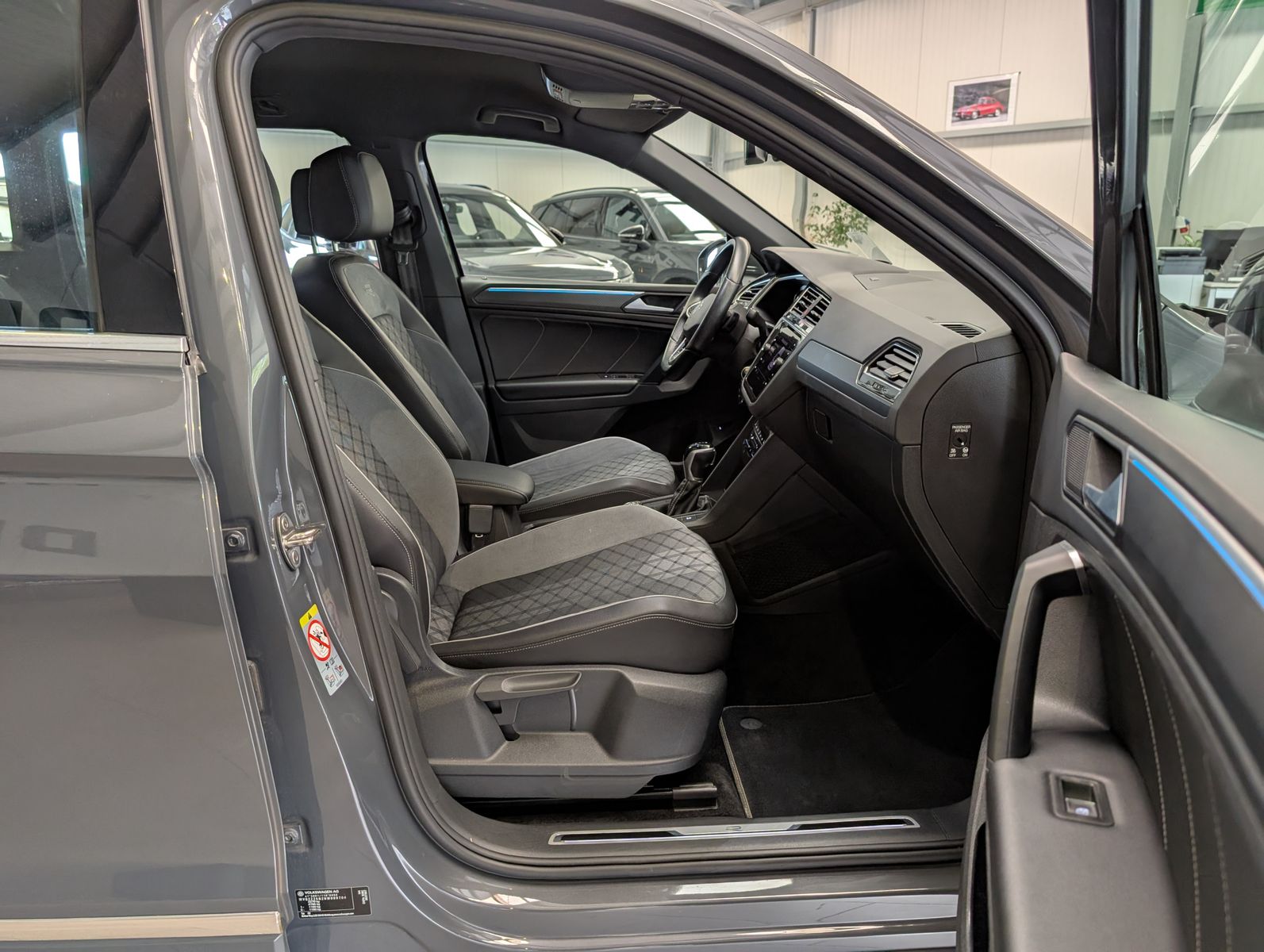 Fahrzeugabbildung Volkswagen Tiguan 2.0TSI R-Line 4M ACC HUD Cam StHz AHK 19"