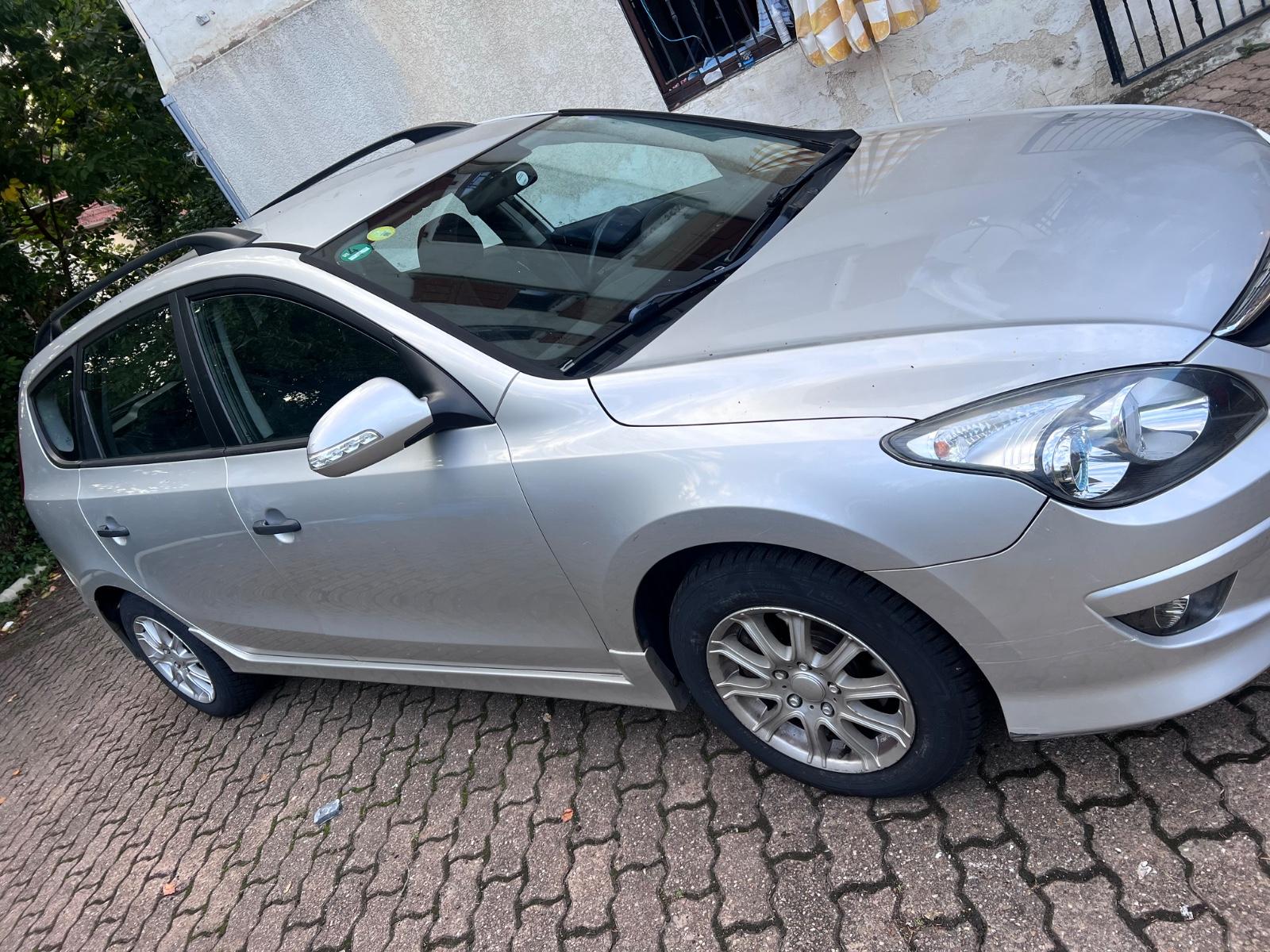 Hyundai i30 2011 — rear view