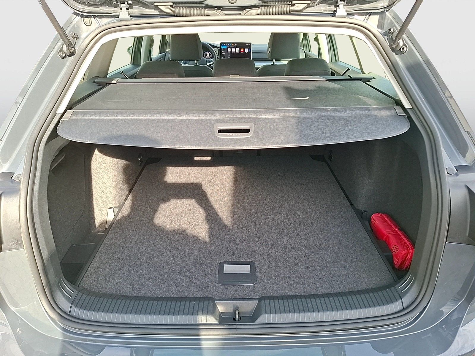 Fahrzeugabbildung Volkswagen Golf VIII Variant TSI Life LEDplus Navi AID ACC