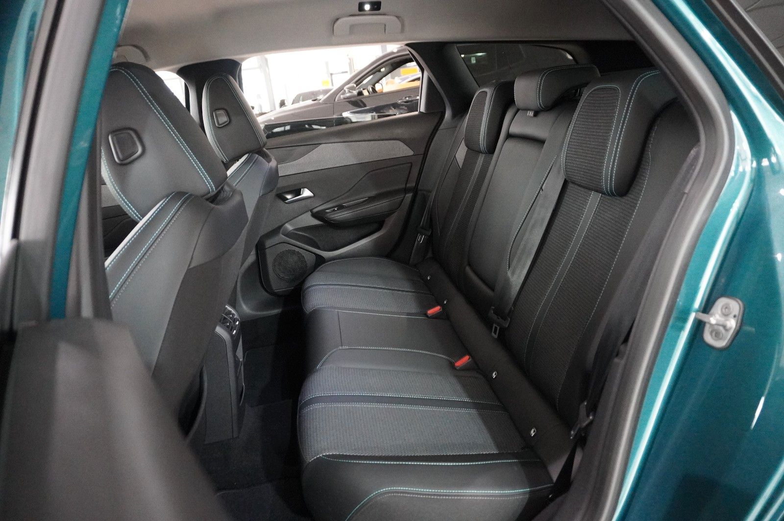 Fahrzeugabbildung Peugeot 308 SW 1.2 HYBRID ALLURE DSC NAVI/LED/KAMERA/DAB