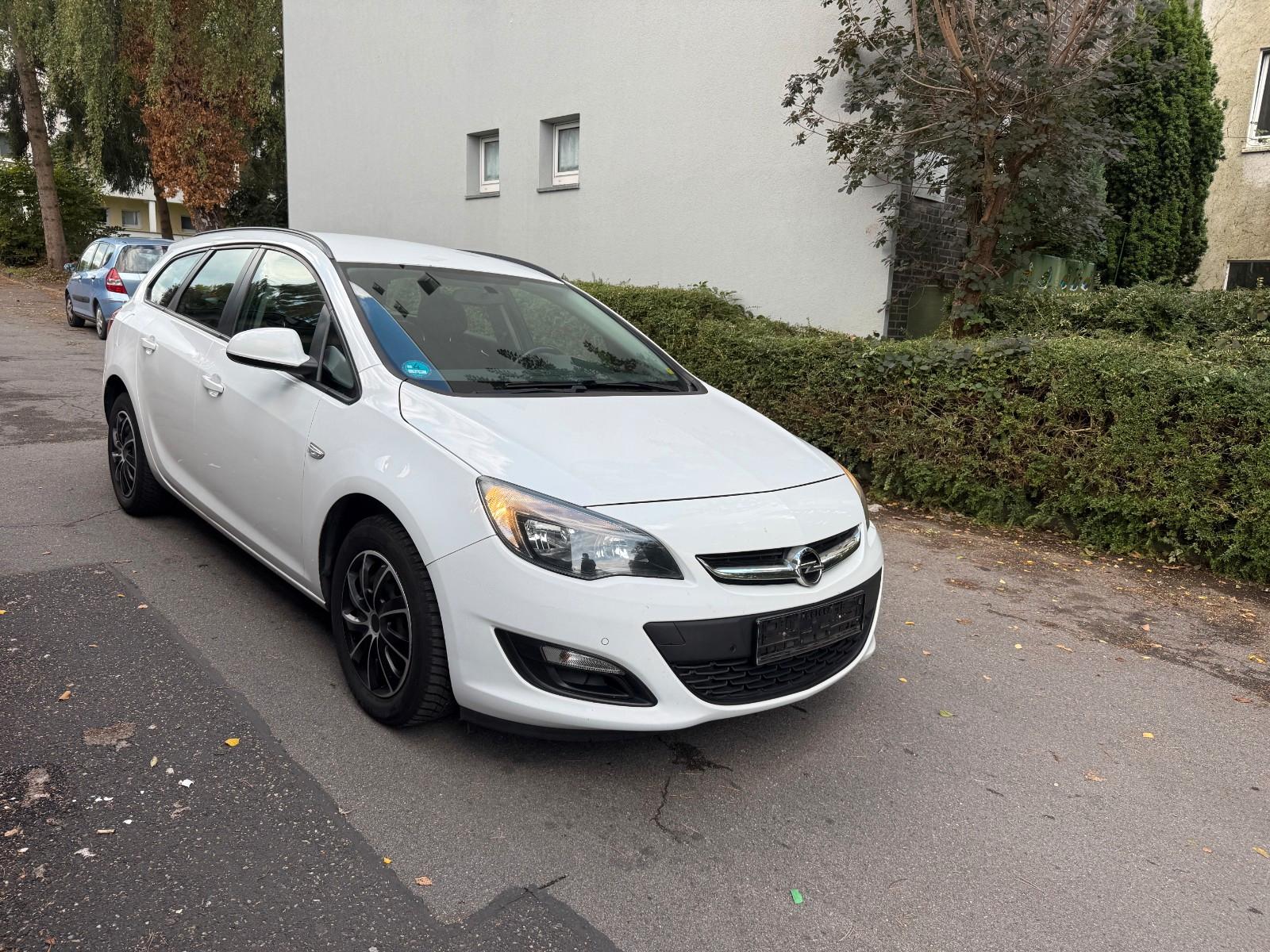 Opel Astra 2015 — rear view