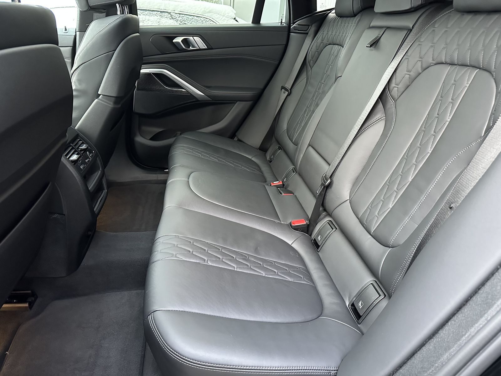 Fahrzeugabbildung BMW X6 xDrive40d M-Sport NAV+LASER+AHK+PANO+HEAD-UP