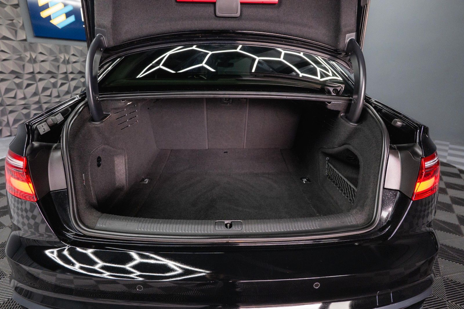 Fahrzeugabbildung Audi A4 Lim. 40 TFSI advanced Sport *DAB*LED*ACC*