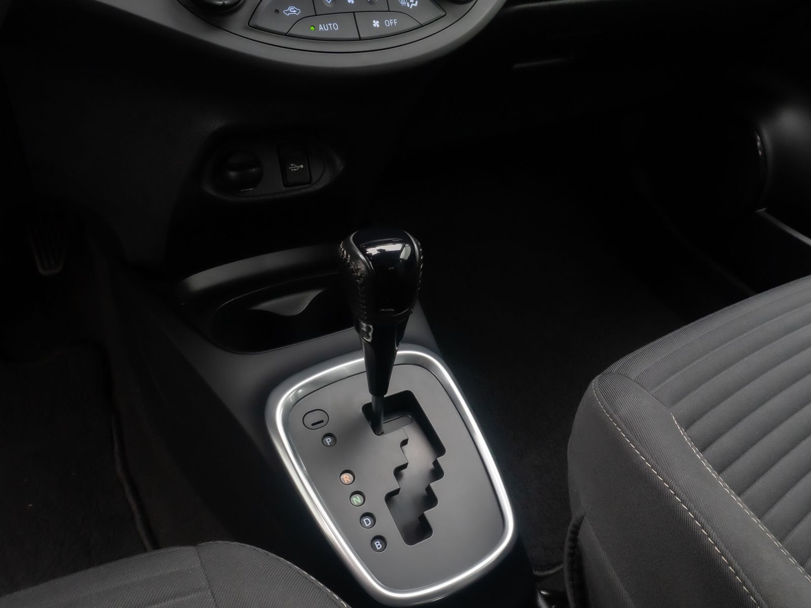 Fahrzeugabbildung Toyota Yaris Hybrid Basis Tempomat Touch KlimaAt HAC LM