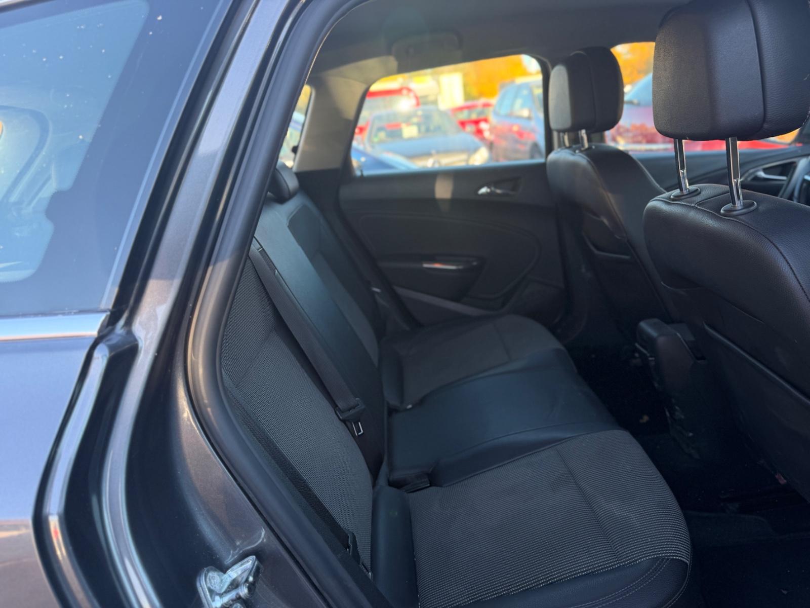 Opel Astra 2011 — photo 16