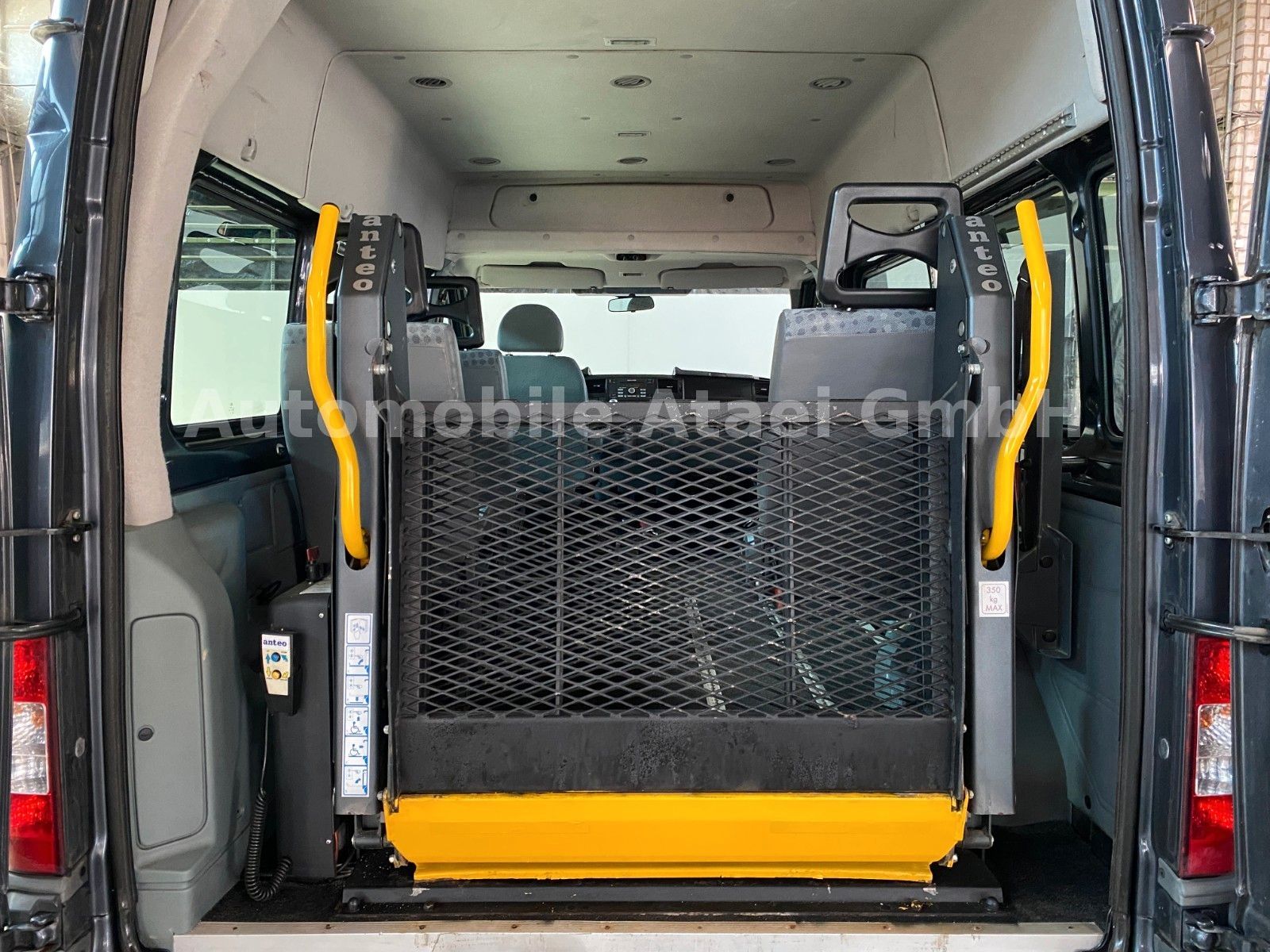 Fahrzeugabbildung Ford Transit Kombi 300 *Rollstuhl-Lift* STANDHZG.2534