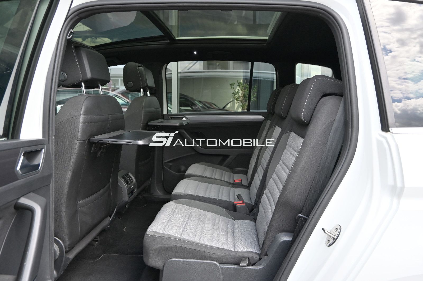 Fahrzeugabbildung Volkswagen Touran 2.0 TDI DSG R-Line °ACC°AHK°PANORAMA°KAM°