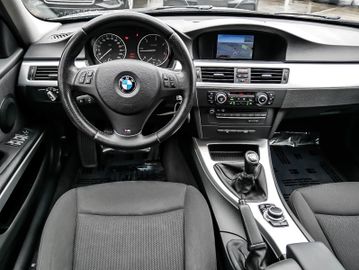 Fahrzeugabbildung BMW 320d XENON NAVI STANDHEIZUNG KOMFORTZUGANG
