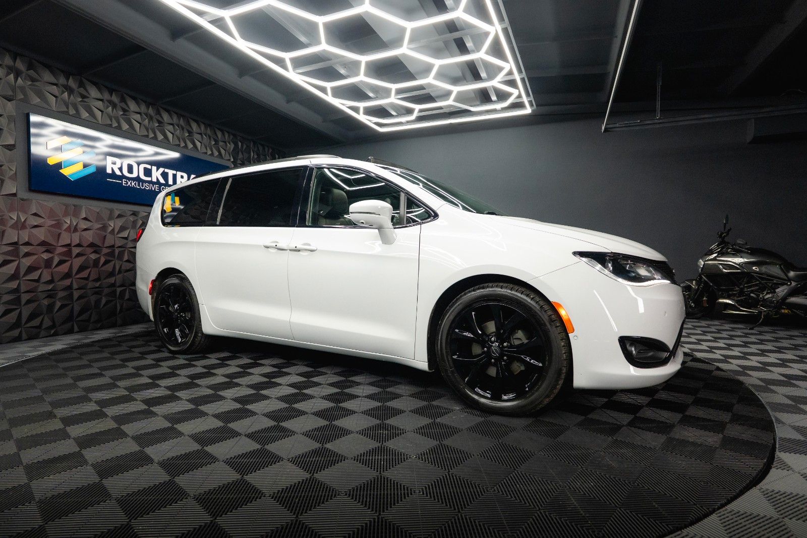 Fahrzeugabbildung Chrysler Pacifica 3.6 V6 LIMITED Night *Pano*CarPlay*ACC